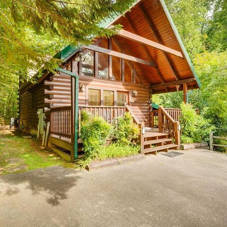 Hugs N Kisses Pool Table Hot Tub Pool Table Community Pool Close To Downtown Gatlinburg Exterior foto