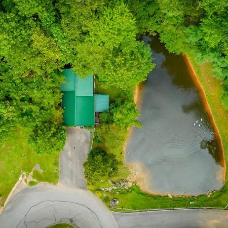 Hugs N Kisses Pool Table Hot Tub Pool Table Community Pool Close To Downtown Gatlinburg Exterior foto