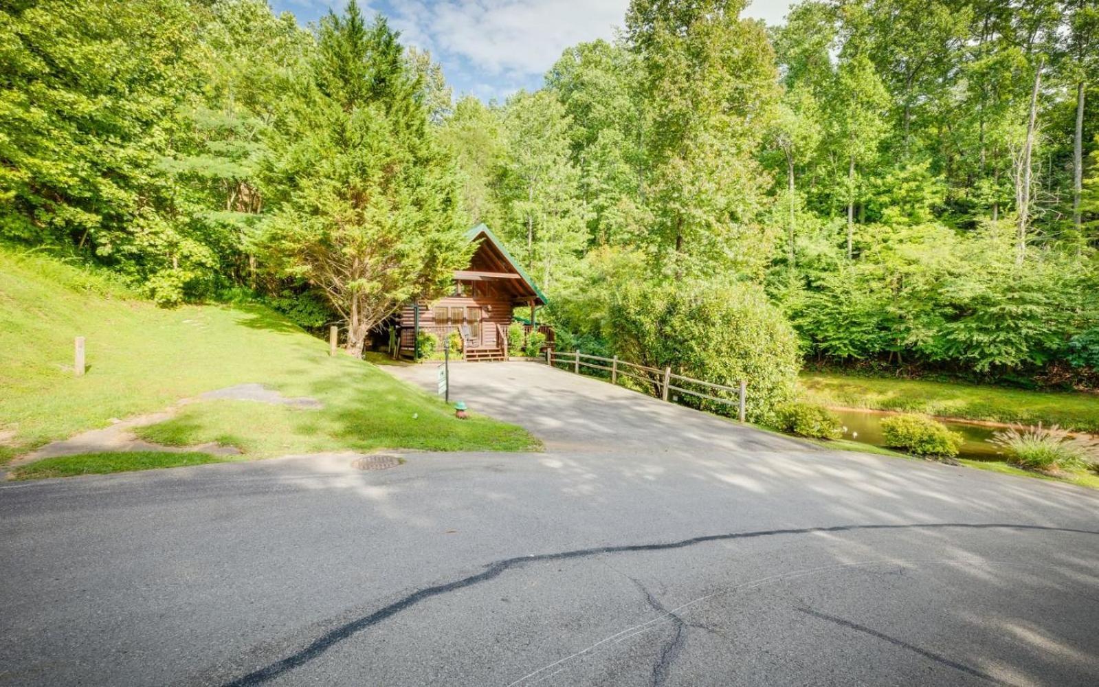 Hugs N Kisses Pool Table Hot Tub Pool Table Community Pool Close To Downtown Gatlinburg Exterior foto