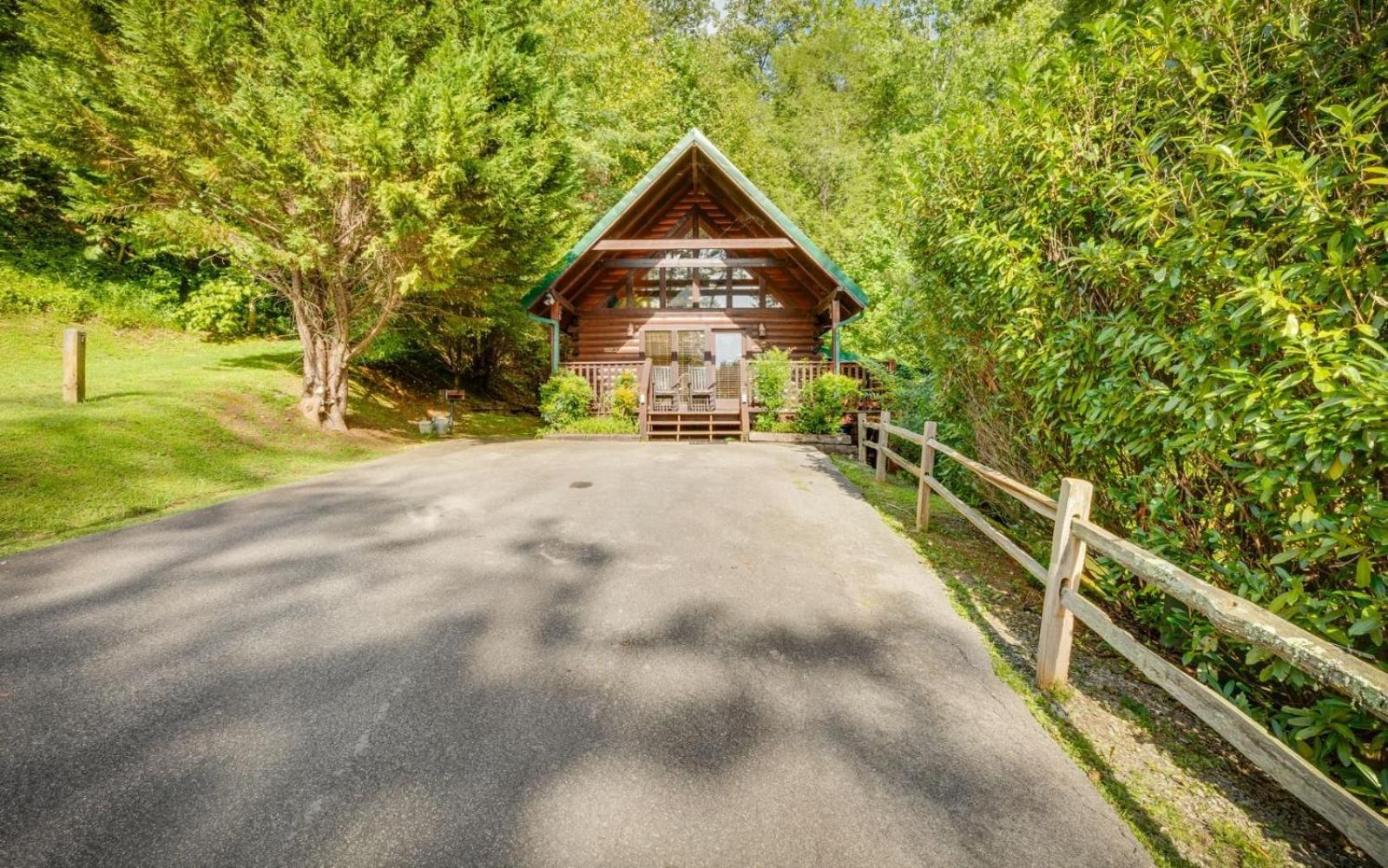 Hugs N Kisses Pool Table Hot Tub Pool Table Community Pool Close To Downtown Gatlinburg Exterior foto