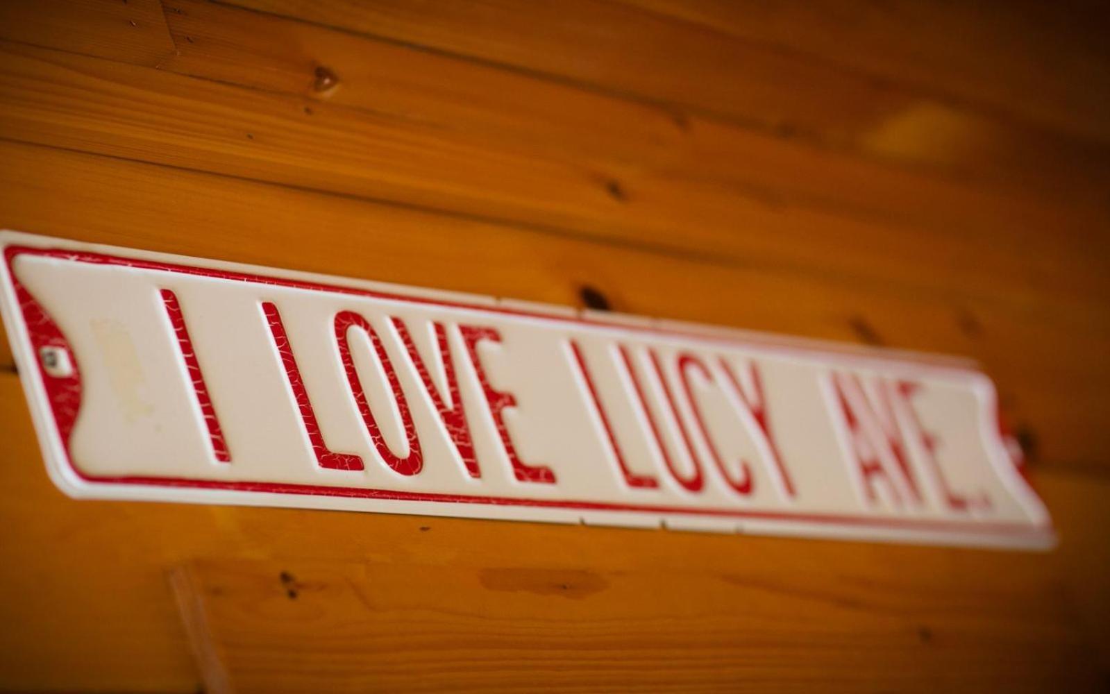 Hugs N Kisses Pool Table Hot Tub Pool Table Community Pool Close To Downtown Gatlinburg Exterior foto